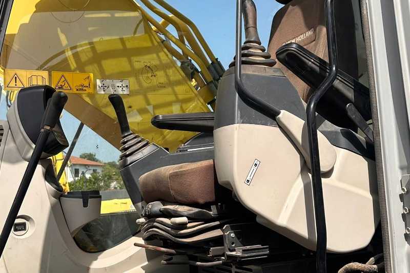 OmecoHub - Immagine NEW HOLLAND E245B